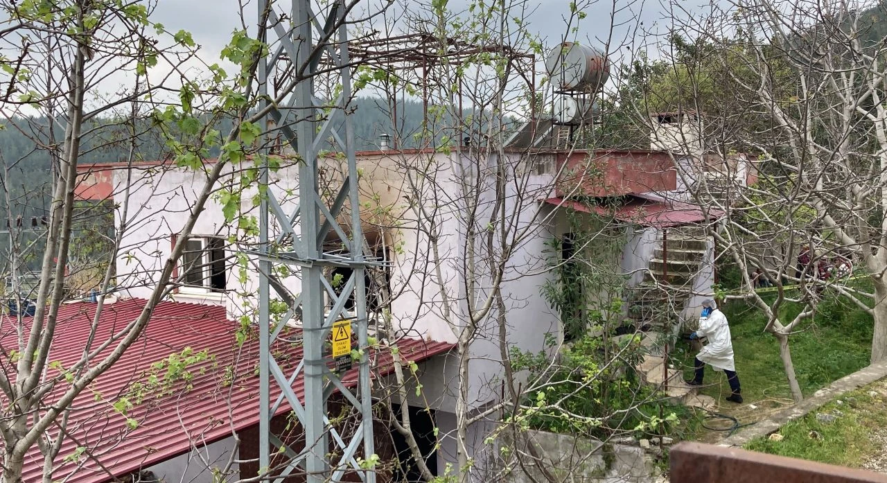 Mersin'de dehşete düşüren olay! Anne ve oğlu evde baba araçta yanarak can verdi