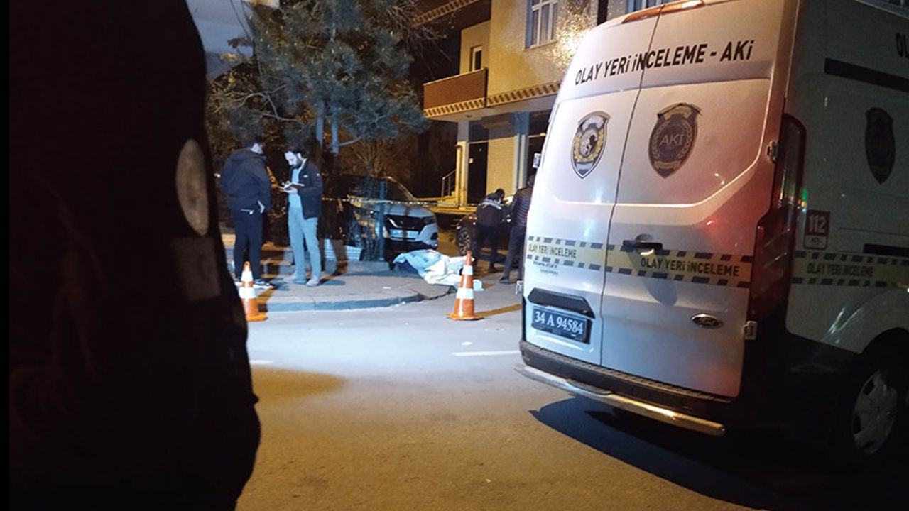 Sancaktepe&#039;de araca kurşun yağmuru: Sürücü hayatını kaybetti