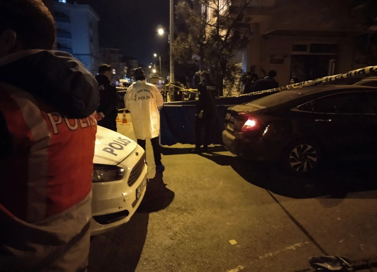 Sancaktepe'de araca kurşun yağmuru: Sürücü hayatını kaybetti