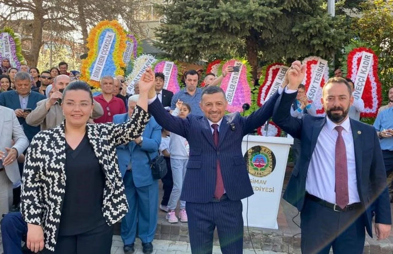 Tarihi ana tanıklık ettiler: İlçenin ilk kadın belediye başkanı görevine başladı! - 1. Resim