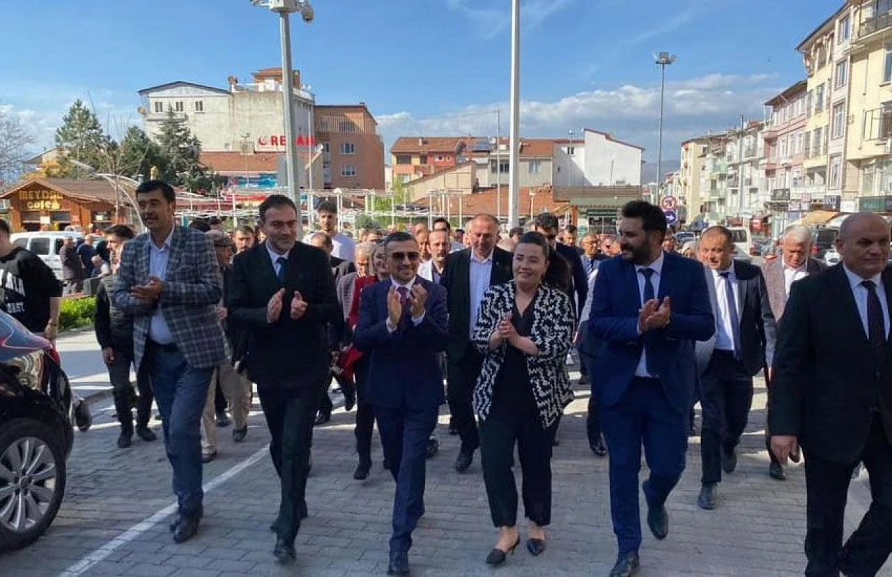 Tarihi ana tanıklık ettiler: İlçenin ilk kadın belediye başkanı görevine başladı! - 2. Resim