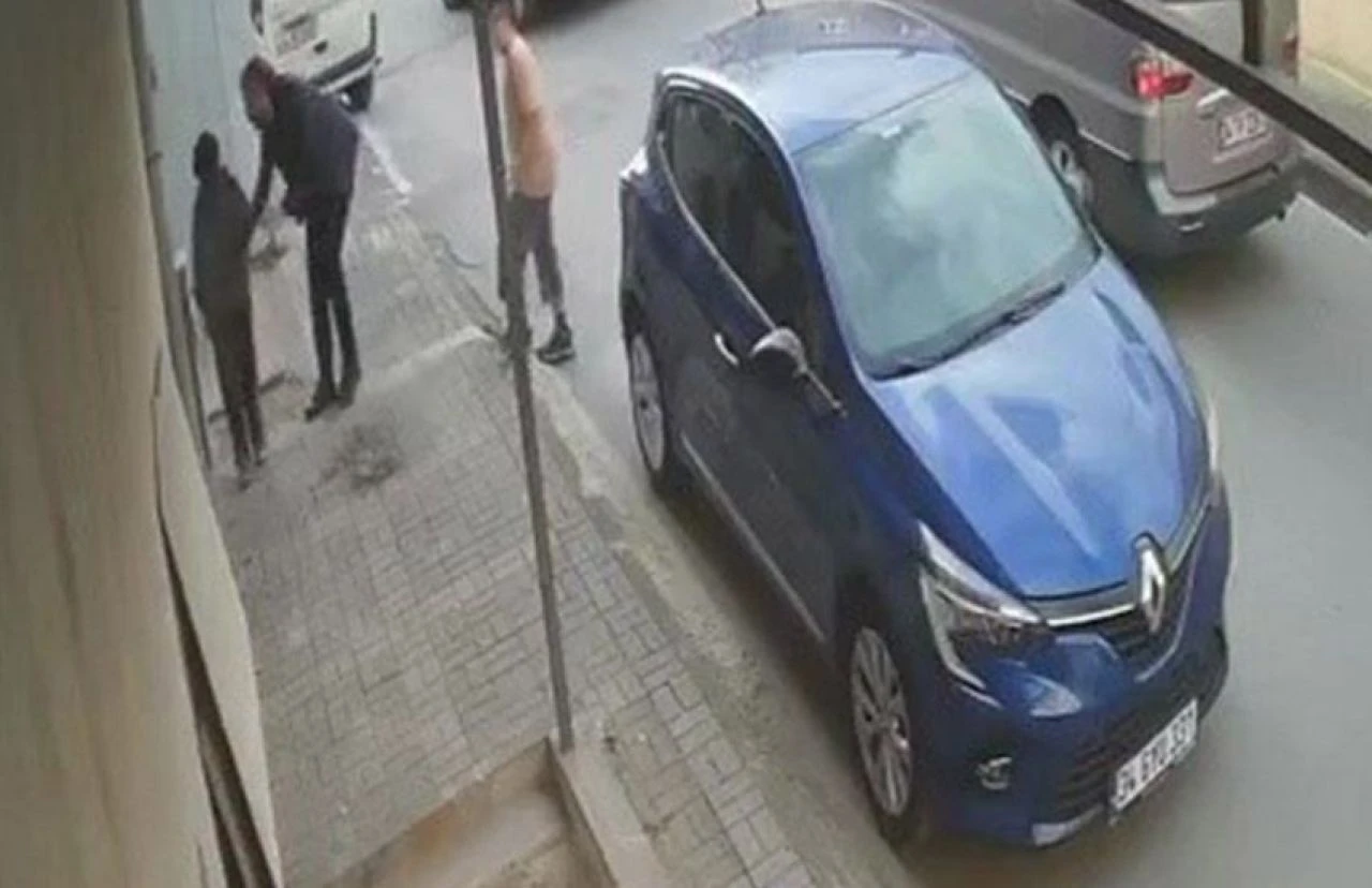 Ümraniye'de otomobilin altında kalan çocuk kaza şokuyla yürüdü