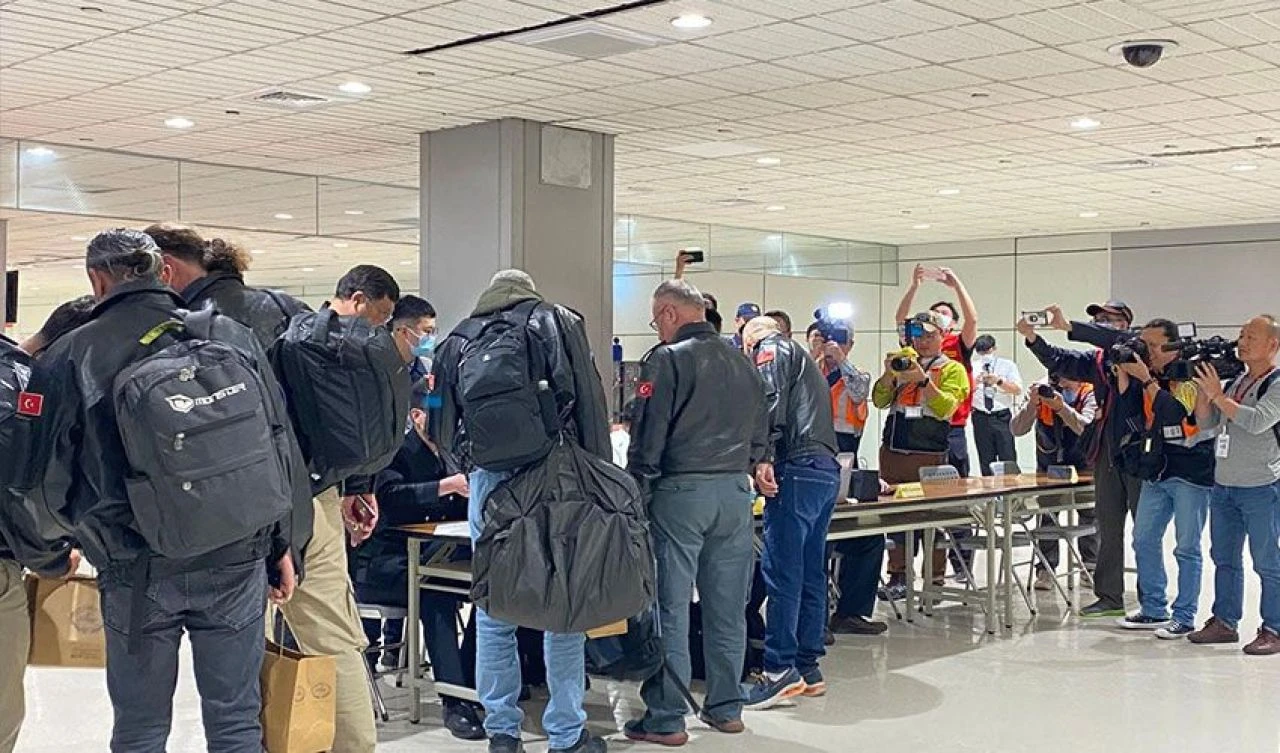 7,4'lük depremle sarsılan ülke sadece Türkiye'nin yardımını kabul etti! İşte sebebi... - 1. Resim