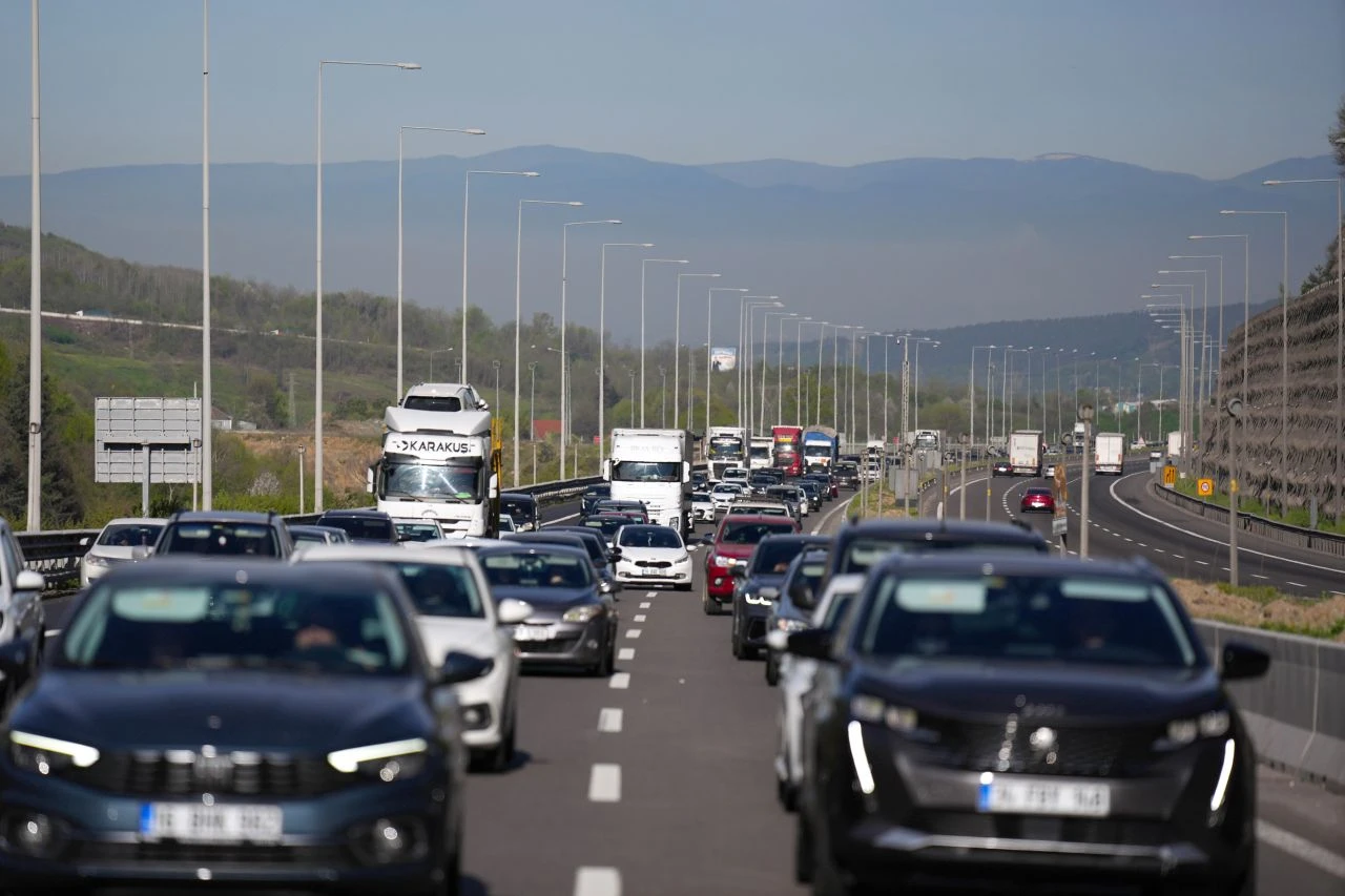 9 günlük bayram tatili başladı! Vatandaşlar yollara düştü