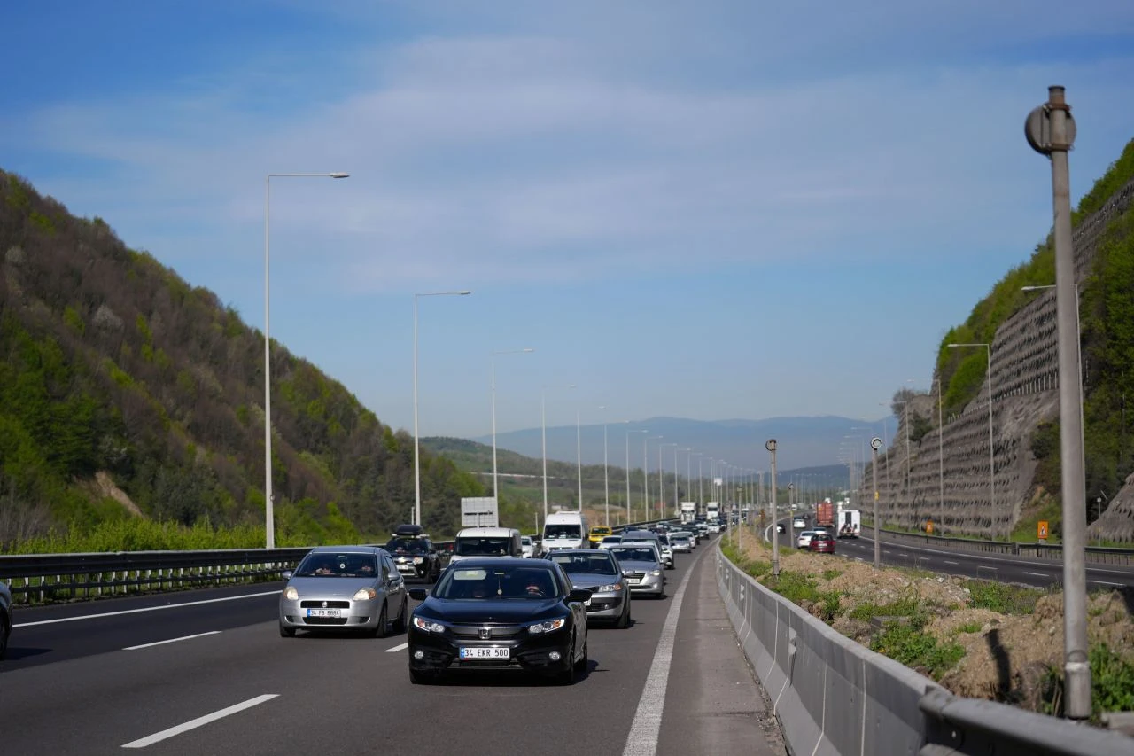 9 günlük bayram tatili başladı! Vatandaşlar yollara düştü