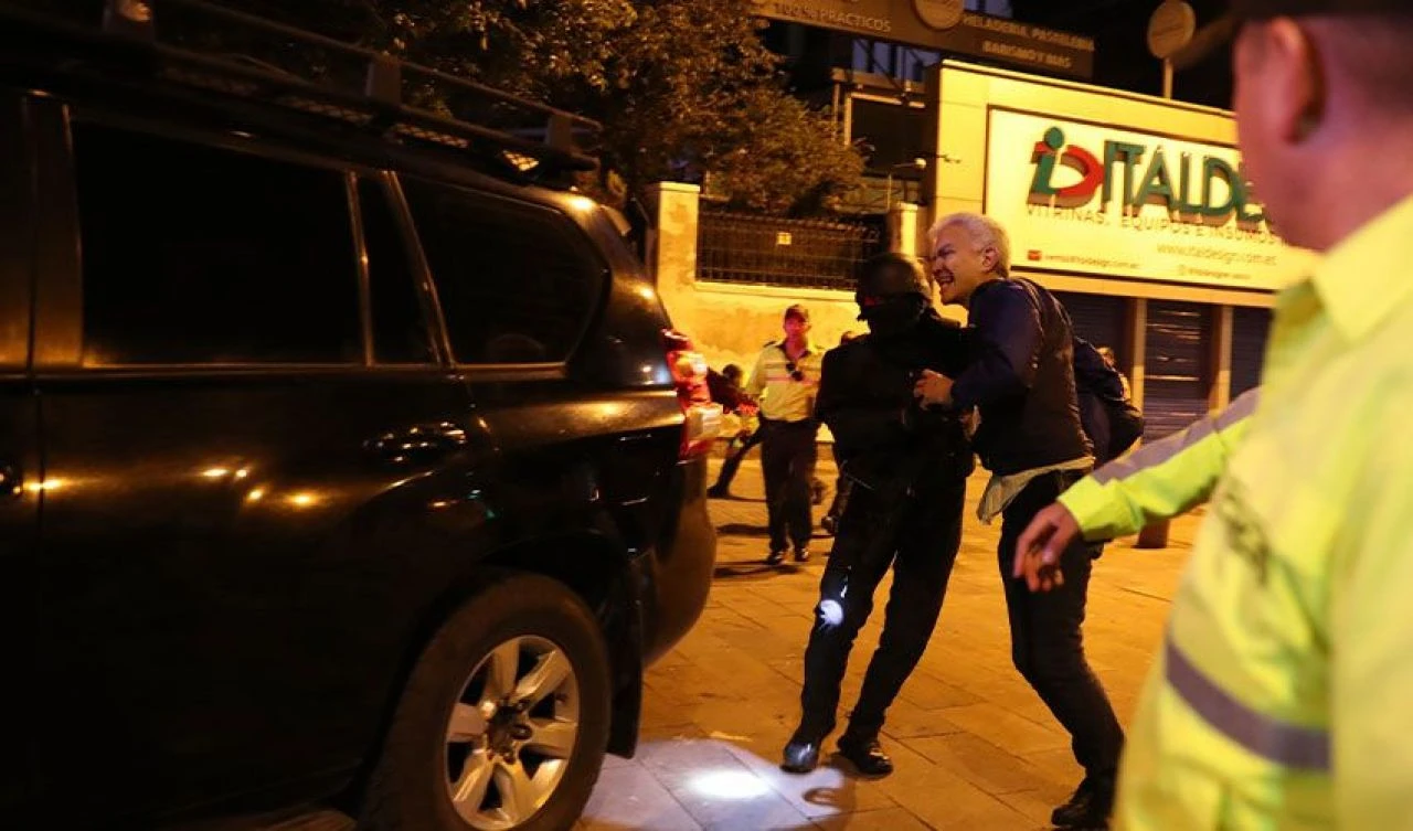 Güney Amerika'da tansiyon yükseldi! Ekvador polisi, Meksika Büyükelçiliğini bastı