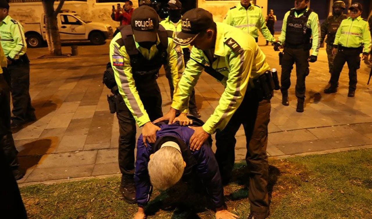 Güney Amerika'da tansiyon yükseldi! Ekvador polisi, Meksika Büyükelçiliğini bastı