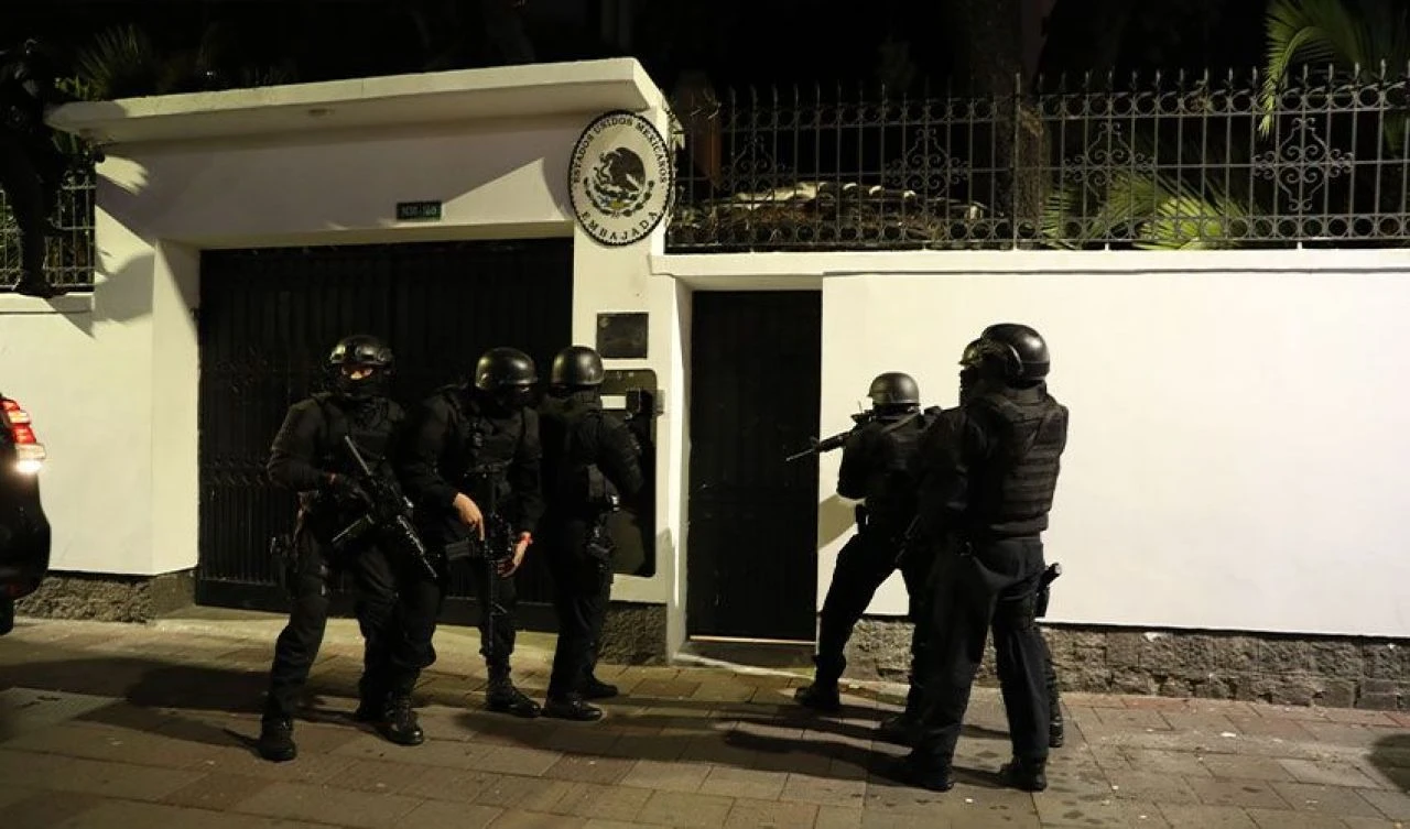 Güney Amerika'da tansiyon yükseldi! Ekvador polisi, Meksika Büyükelçiliğini bastı