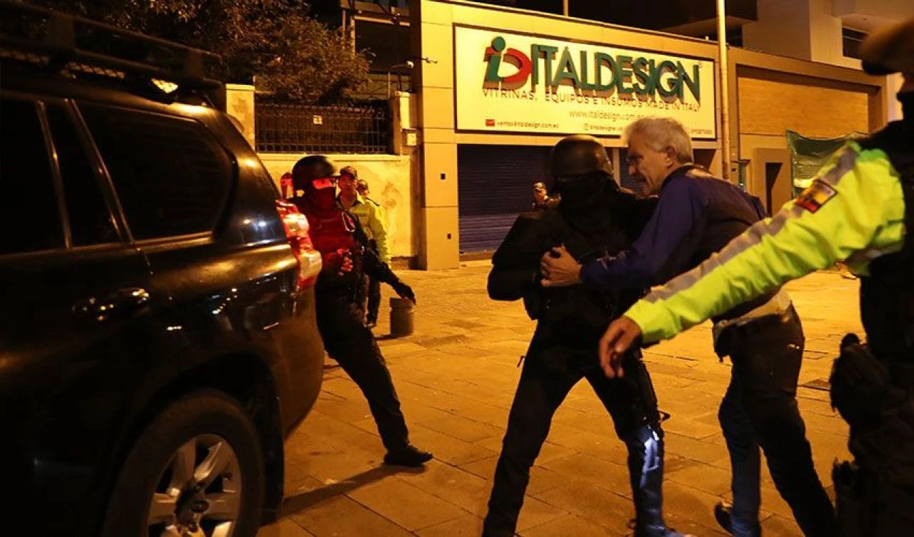 Güney Amerika'da tansiyon yükseldi! Ekvador polisi, Meksika Büyükelçiliğini bastı