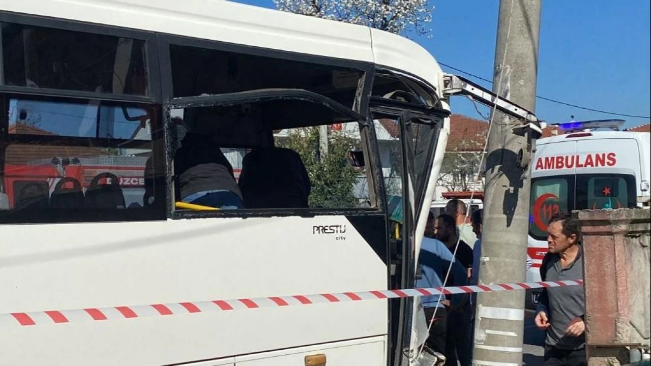 Halk otobüsü aydınlatma direğine daldı! Bölgede can pazarı: 16 yaralı - 1. Resim
