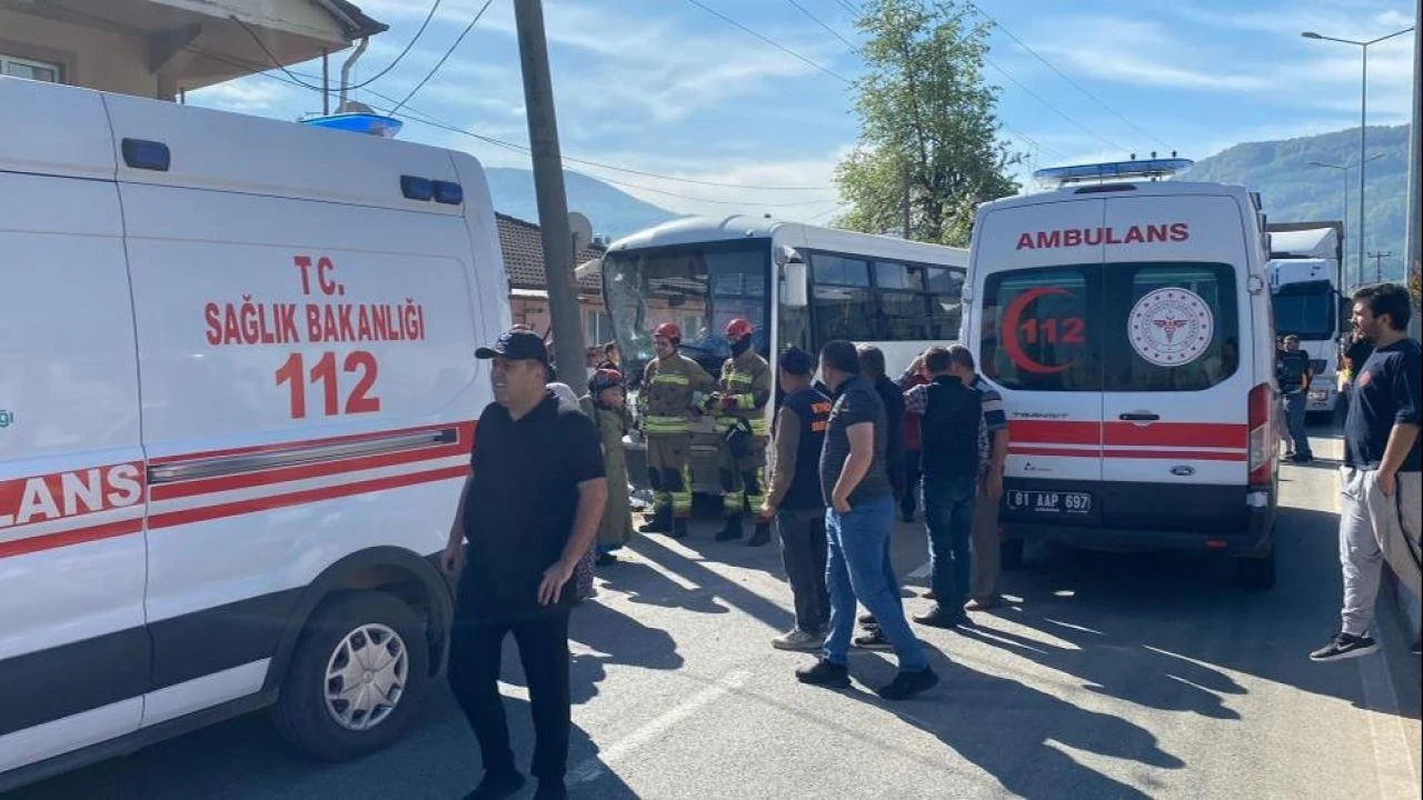 Halk otobüsü aydınlatma direğine daldı! Bölgede can pazarı: 16 yaralı - 2. Resim