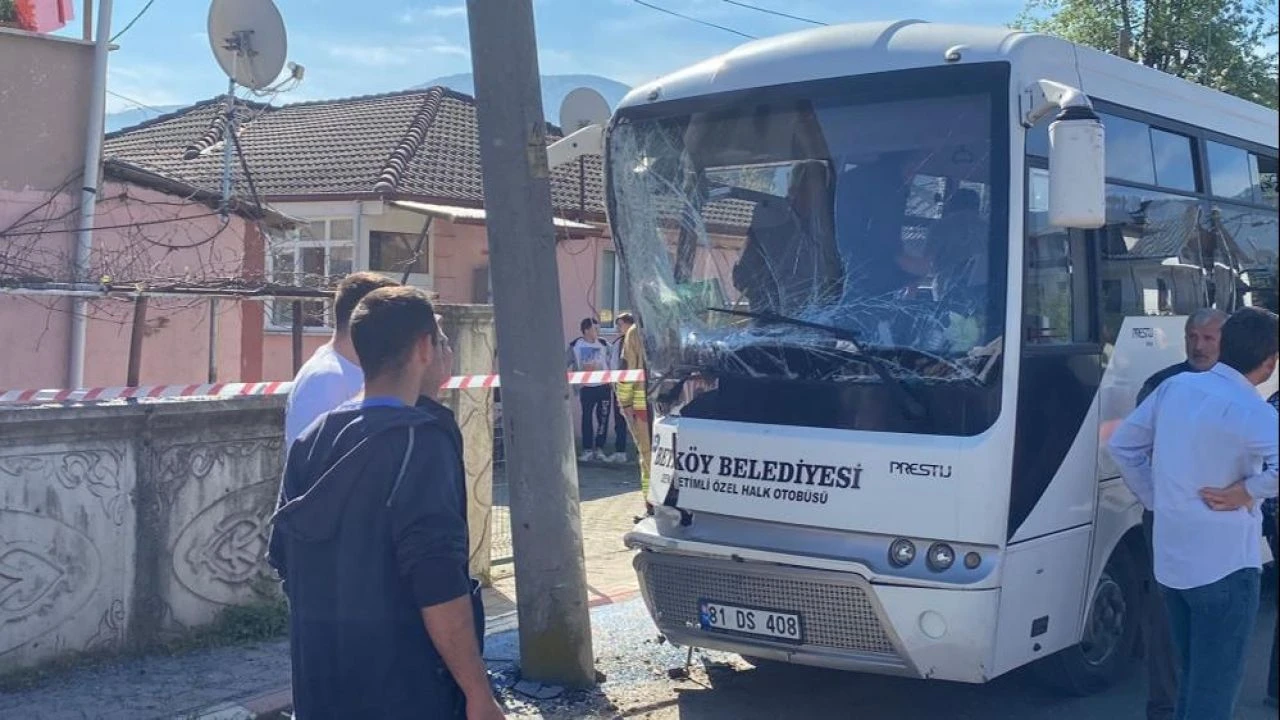 Halk otobüsü aydınlatma direğine daldı! Bölgede can pazarı: 16 yaralı - 3. Resim