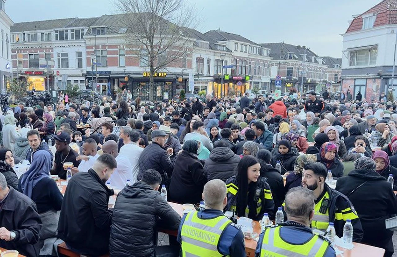 Hollanda'da Ramazan coşkusu: 1500 kişilik sokak iftarı - 2. Resim