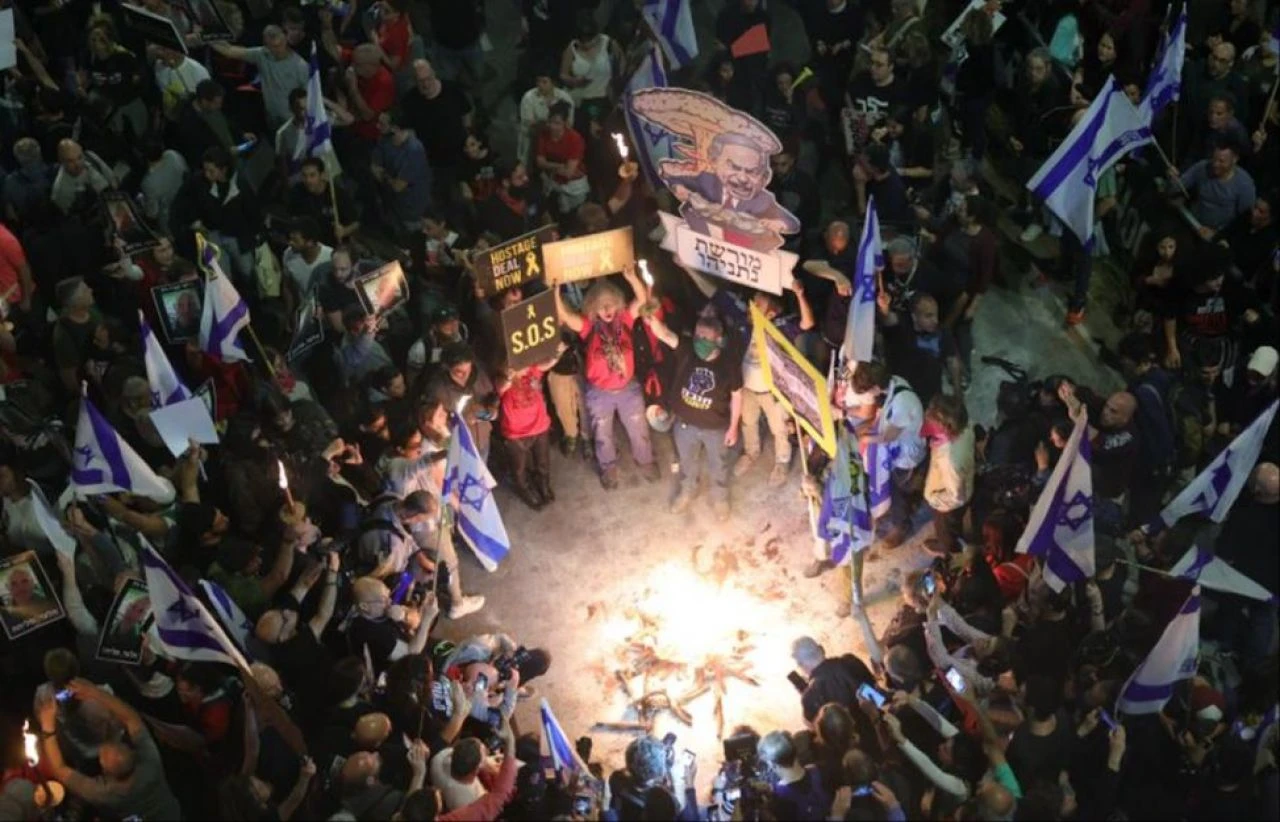 İsrail ayağa kalktı! 100 bin kişi Netanyahu'yu istifaya çağırdı  - 2. Resim