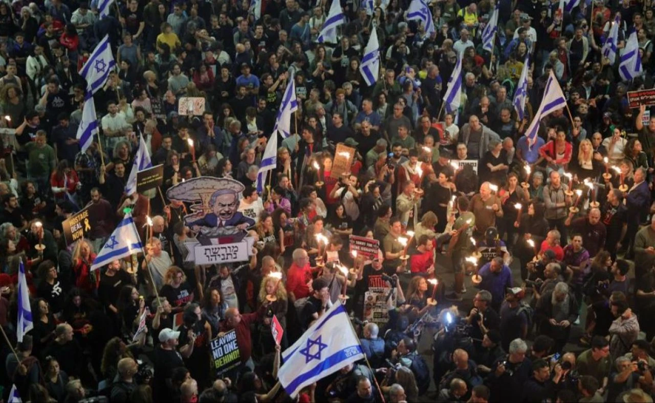 İsrail ayağa kalktı! 100 bin kişi Netanyahu'yu istifaya çağırdı  - 1. Resim