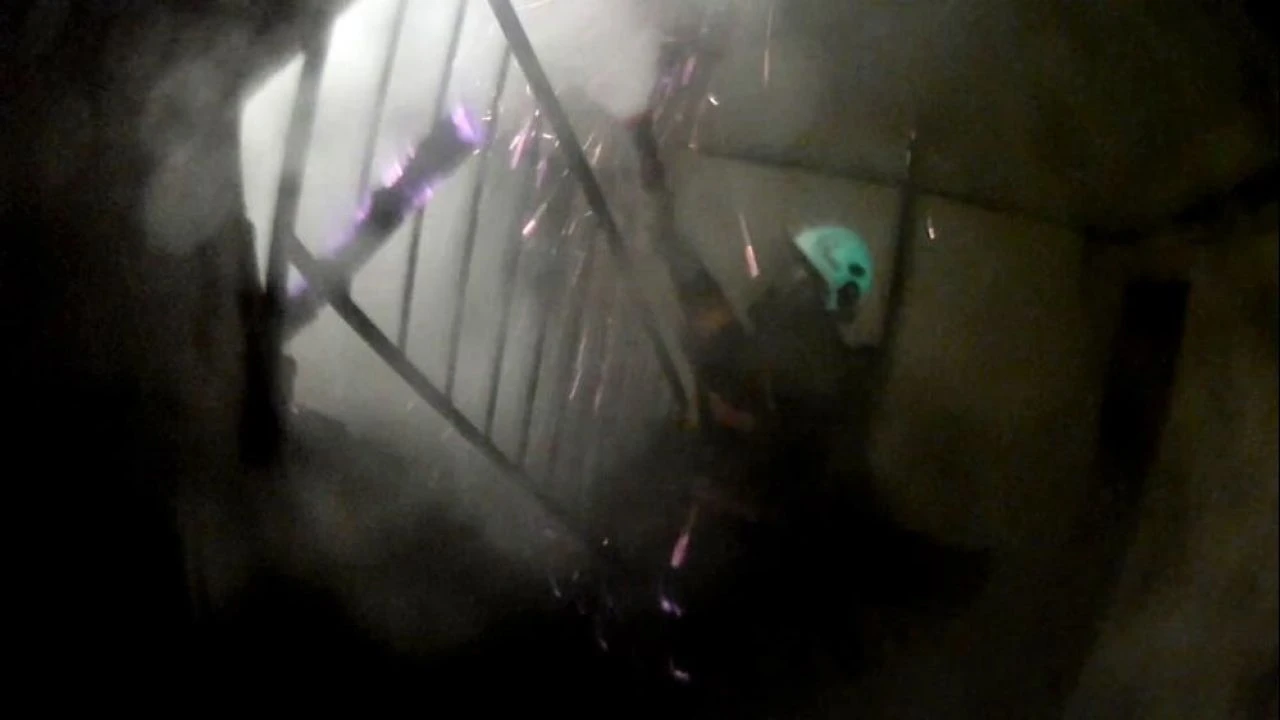 İtfaiyenin yangına müdahalesinde aksiyon filmlerini aratmayan görüntüler!