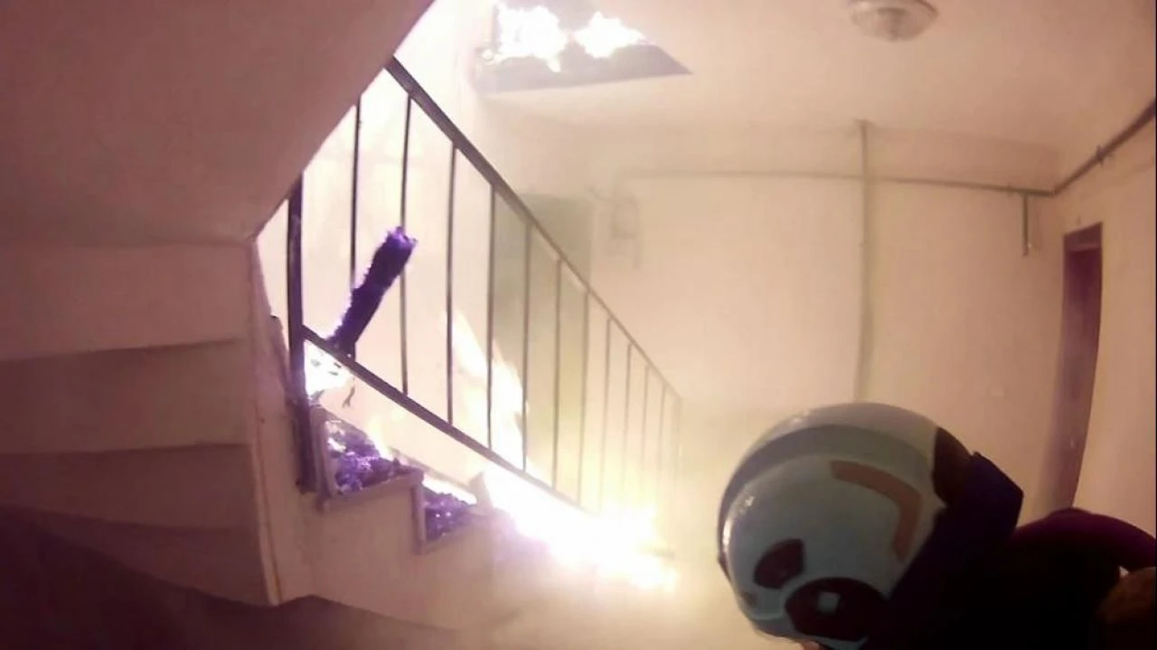 İtfaiyenin yangına müdahalesinde aksiyon filmlerini aratmayan görüntüler!