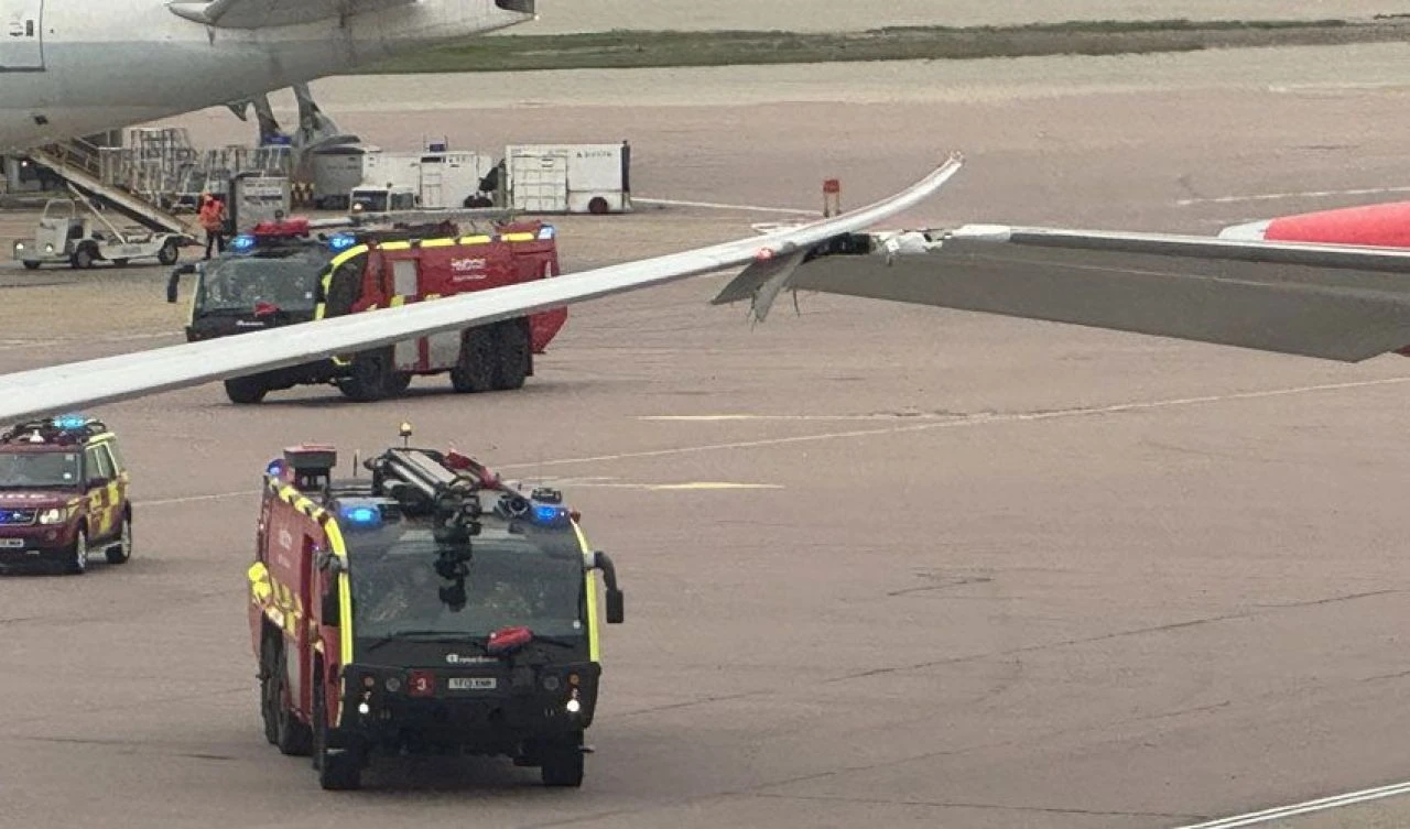 Korkutan anlar! İki yolcu uçağı pistte çarpıştı - 1. Resim