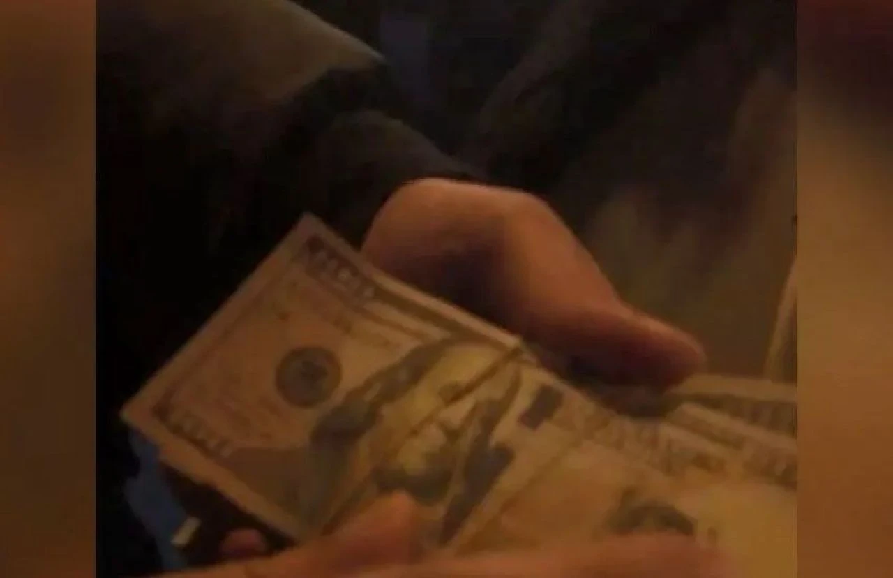 Polislere suçüstü operasyon! İş insanlarını dolandıranlar yakayı ele verdi - 1. Resim