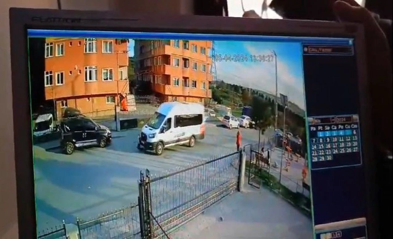 Servis minibüsü, 7 yaşındaki çocuğu ezdi! Feci kaza kamerada - 1. Resim