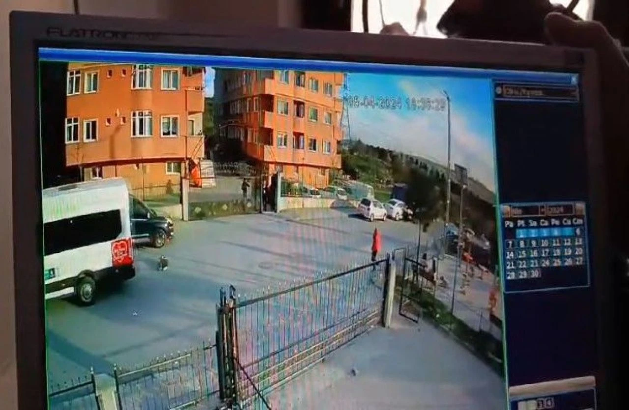 Servis minibüsü, 7 yaşındaki çocuğu ezdi! Feci kaza kamerada - 2. Resim