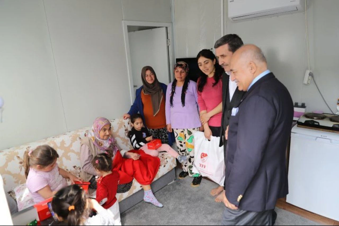 TFF heyeti, Gaziantep'te depremzedelerle buluştu
