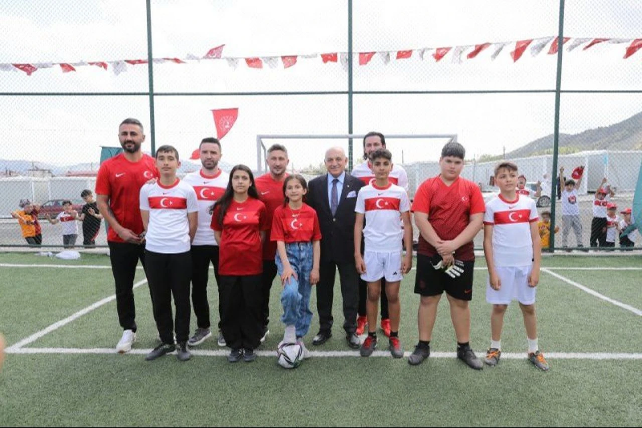 TFF heyeti, Gaziantep'te depremzedelerle buluştu