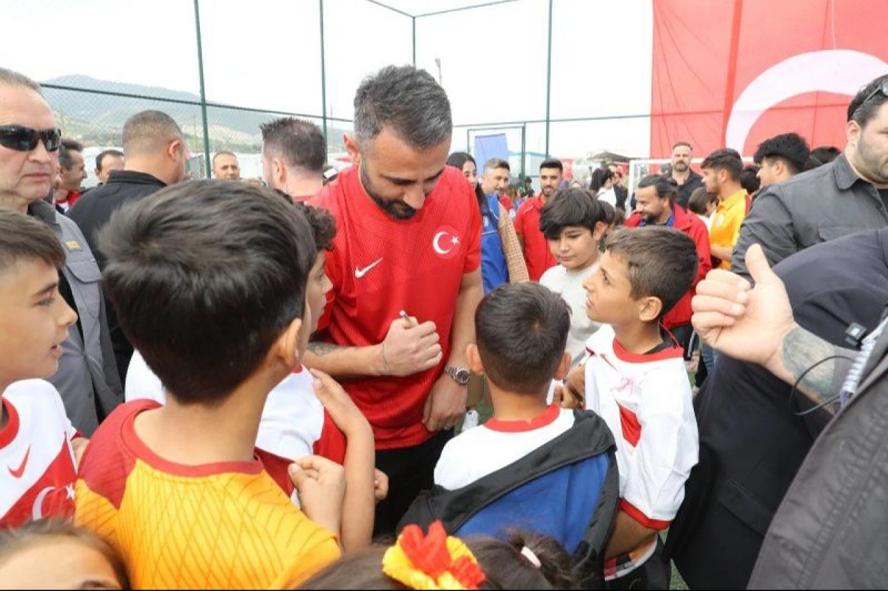 TFF heyeti, Gaziantep'te depremzedelerle buluştu