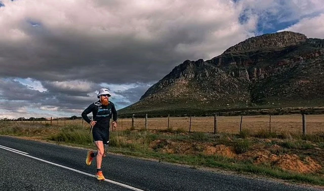 Afrika'nın tamamı boyunca koşan genç rekor yolunda soyuldu, kaçırıldı ama vazgeçmedi!