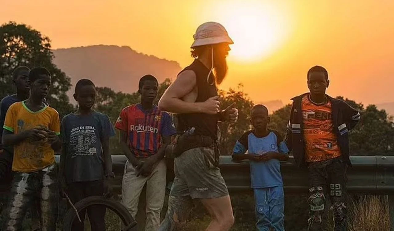 Afrika'nın tamamı boyunca koşan genç rekor yolunda soyuldu, kaçırıldı ama vazgeçmedi!