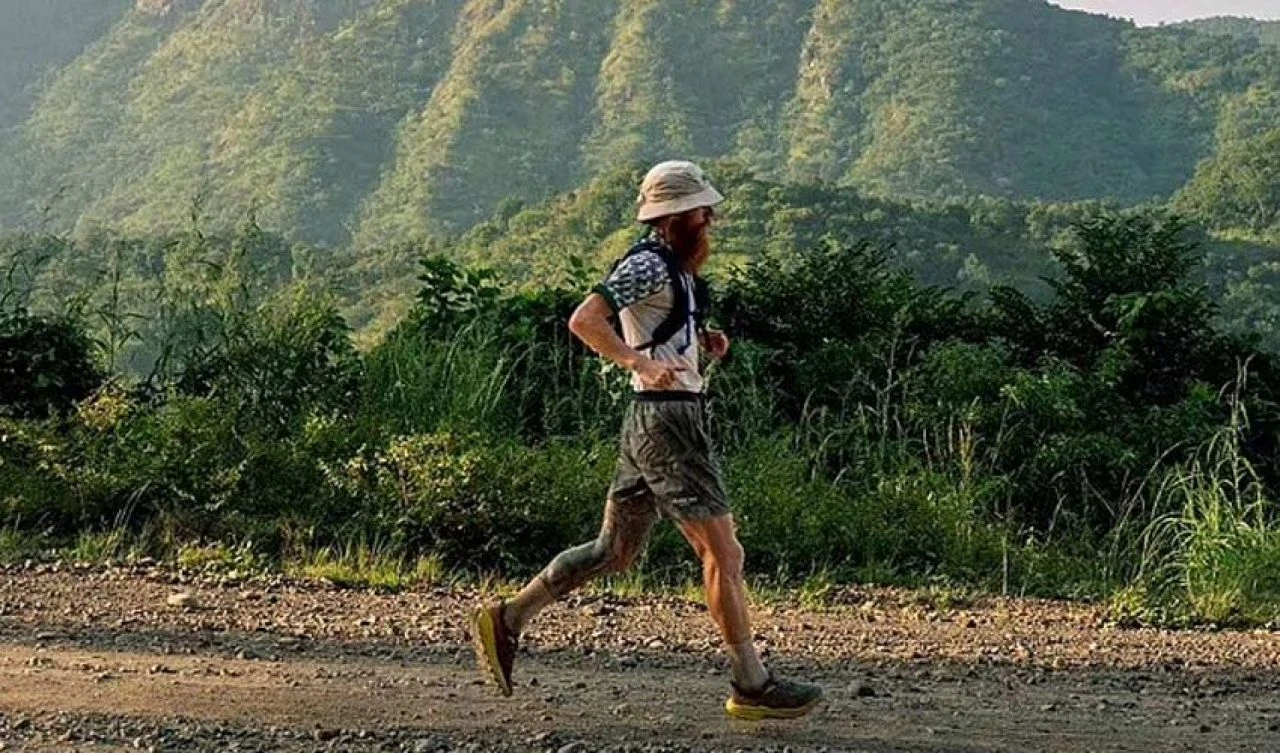 Afrika'nın tamamı boyunca koşan genç rekor yolunda soyuldu, kaçırıldı ama vazgeçmedi!