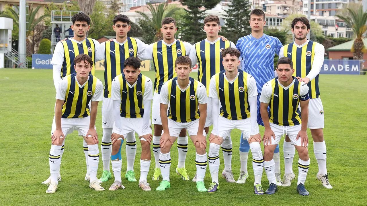 Fenerbahçe U19 takımında Muhammet İmre, Çağrı Fedai ve Emirhan Arkutcu gibi oyuncular bulunuyor