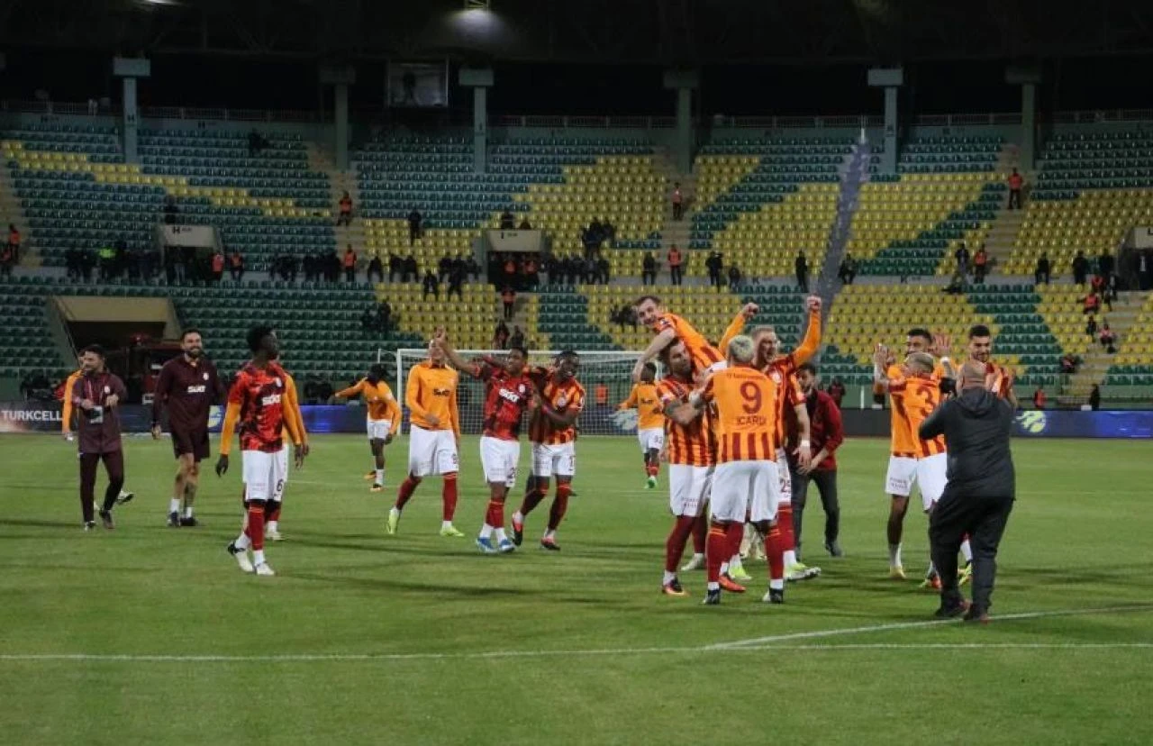 Galatasaray Başkanı Özbek: Tarihe kötü geçecek maç oldu - 3. Resim