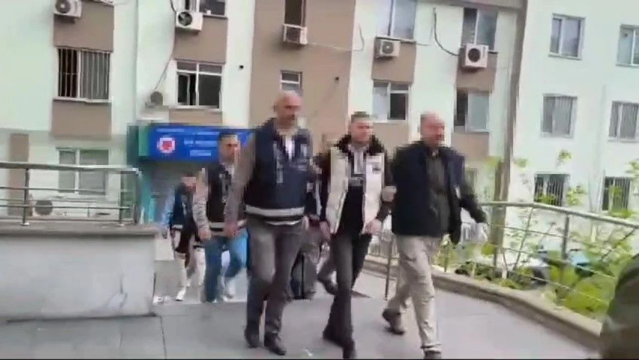 Galatasaraylı baba ve kıza saldırı anı kamerada