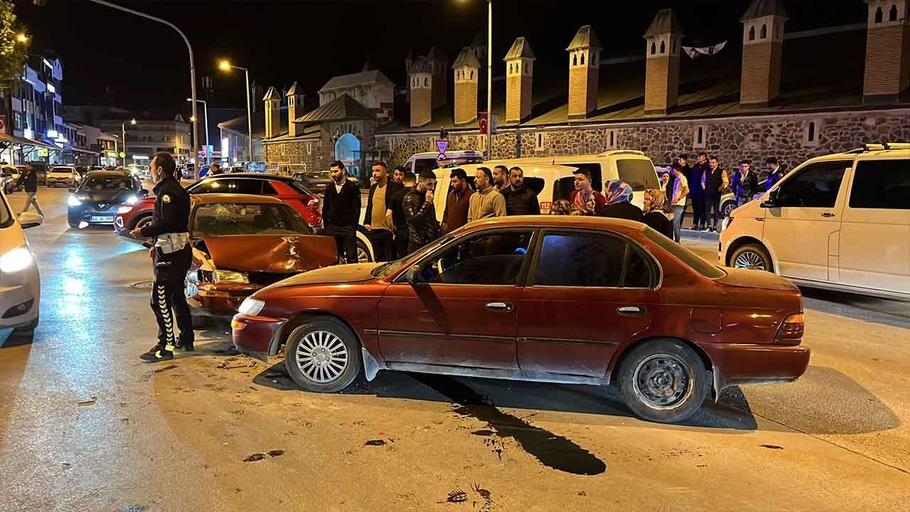 Konya'da 2 otomobil çarpıştı: 6 kişi yaralandı