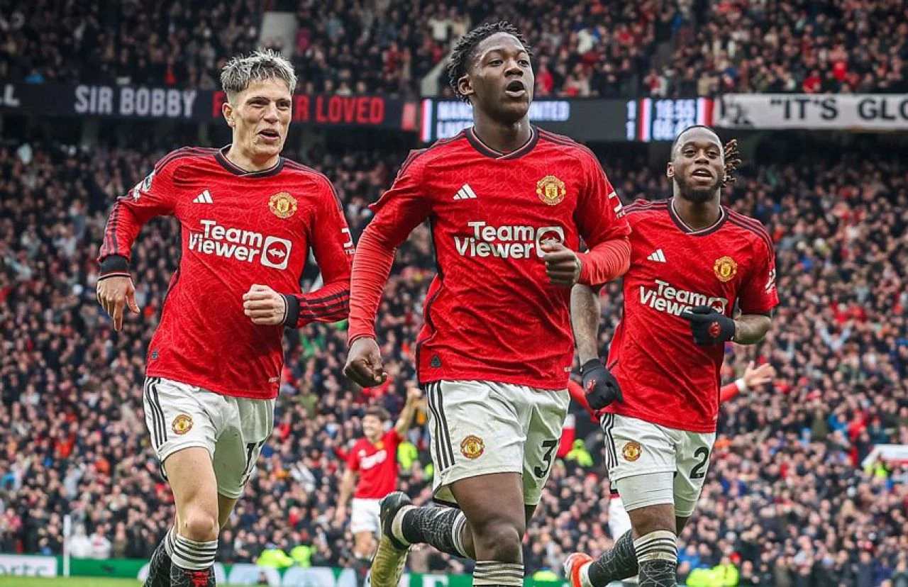 Liverpool'a zirve yarışında Manchester United darbesi! - 1. Resim