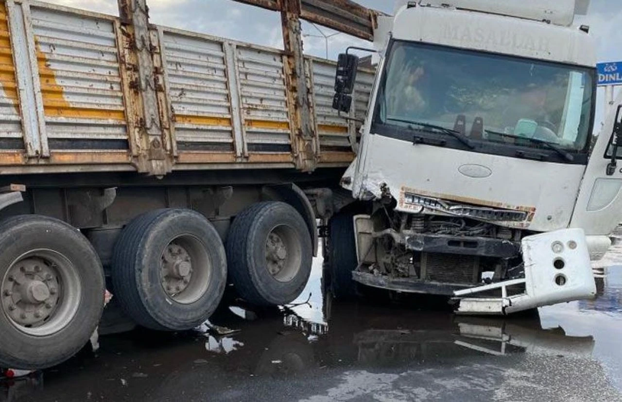 Mardin'de tır ve otomobil çarpıştı: Ölü ve yaralı var! - 1. Resim