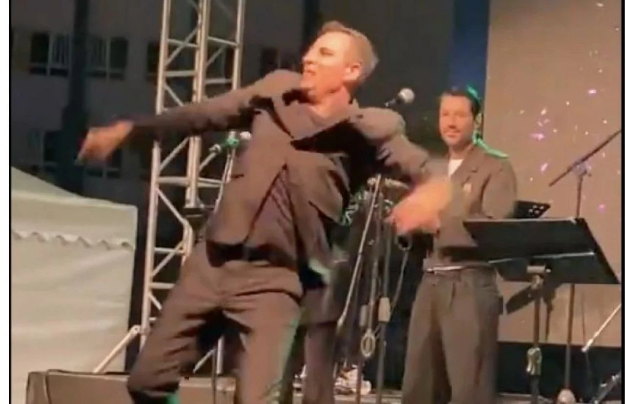 Rafet El Roman sahne dansıyla beğeni yağmuruna tutuldu - 1. Resim