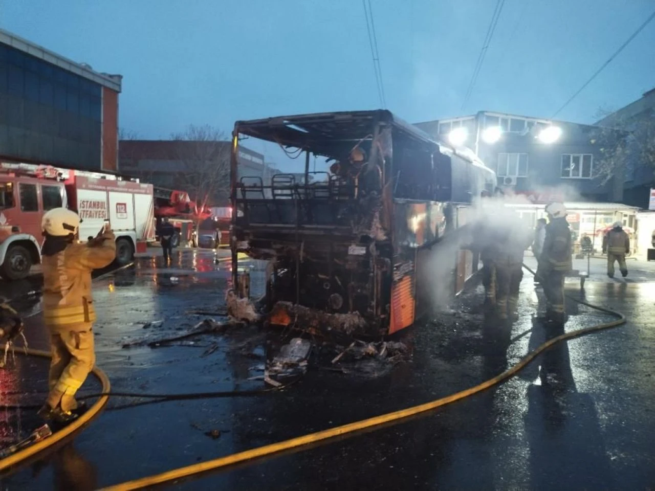 Son dakika! TEM Otoyolu'nda panik! Otobüs cayır cayır yandı