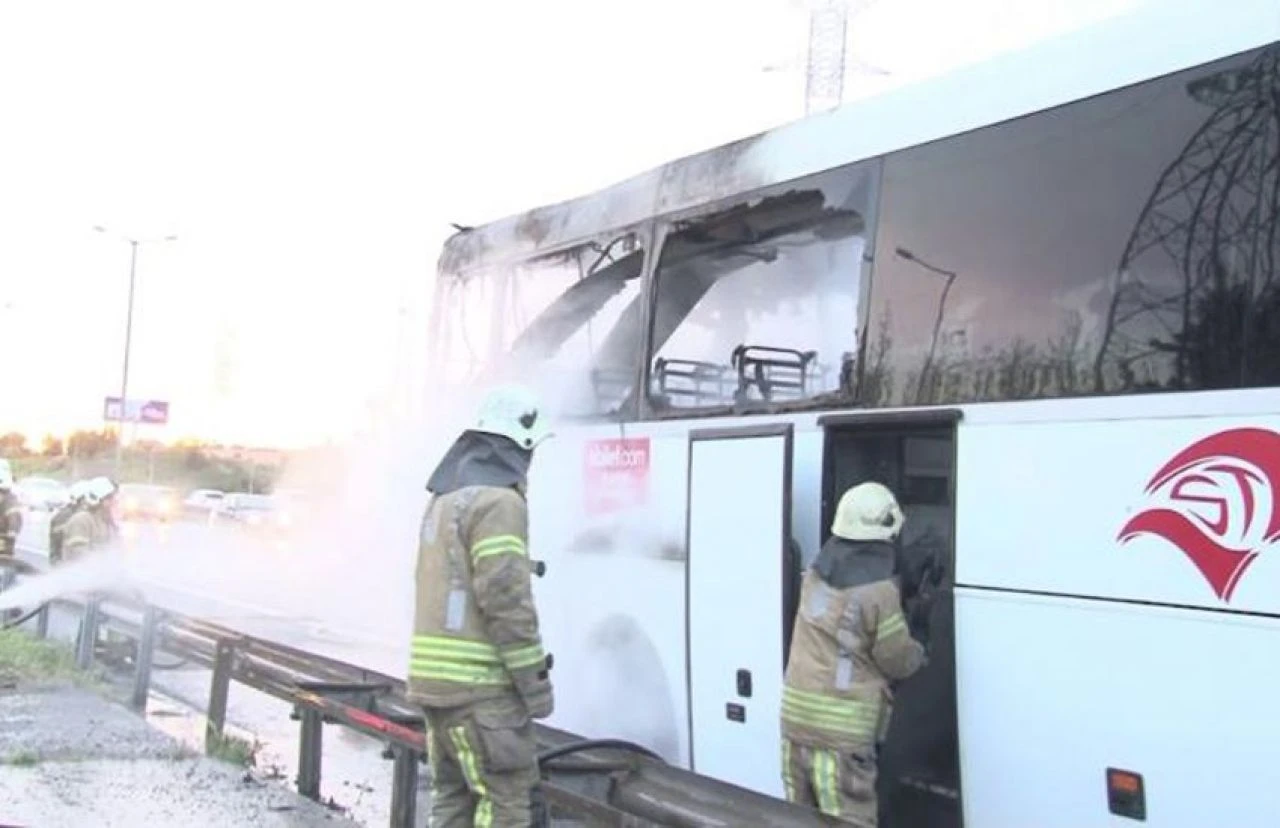 Son dakika! TEM Otoyolu'nda panik! Otobüs cayır cayır yandı