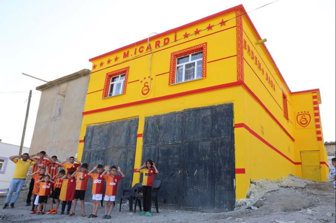 Yere göğe sığmayan aşk... Çılgın Galatasaray taraftarı evinin dış cephesine Icardi yazdırdı! Bir de mesajı var