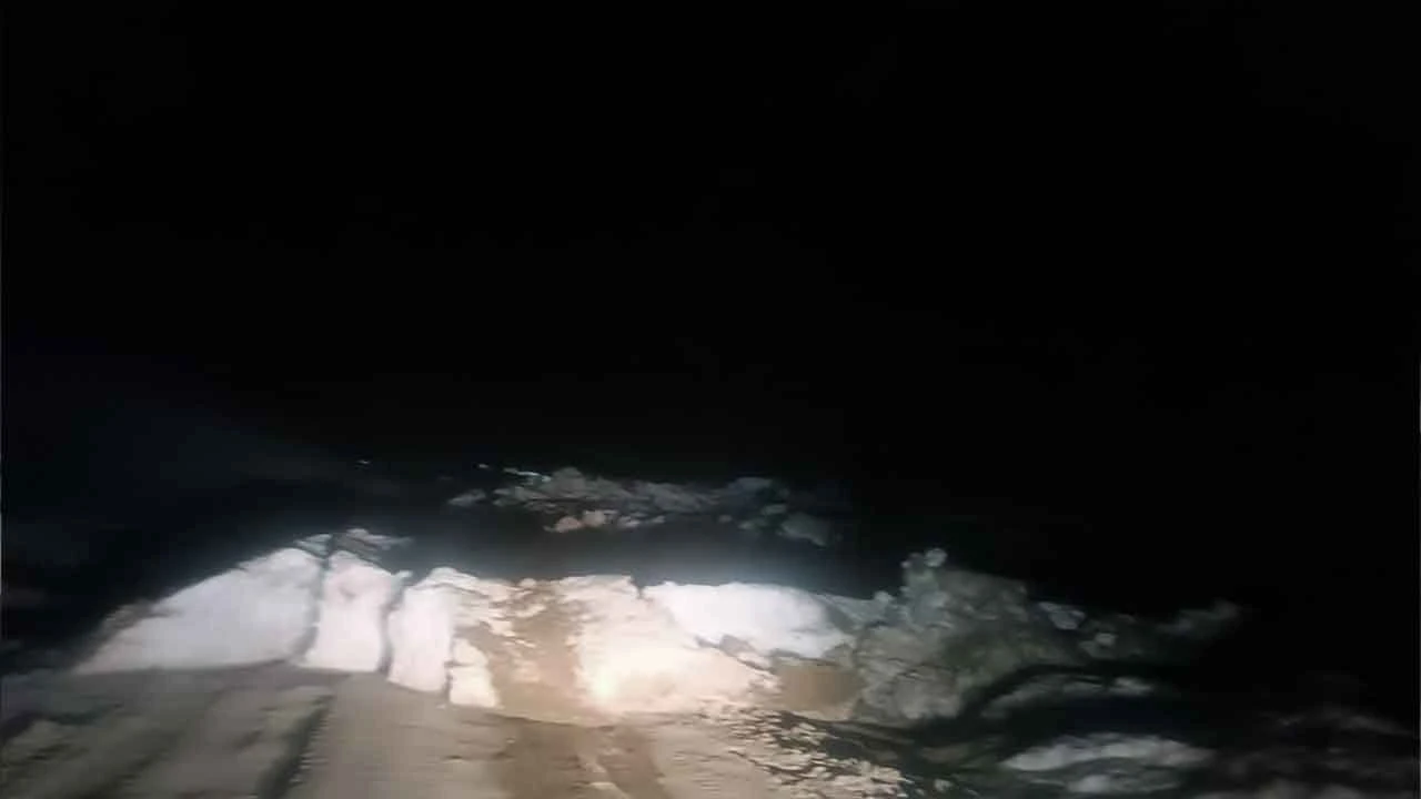 Yüksekova'da heyelan: Köyün şehirle bağlantısı kesildi