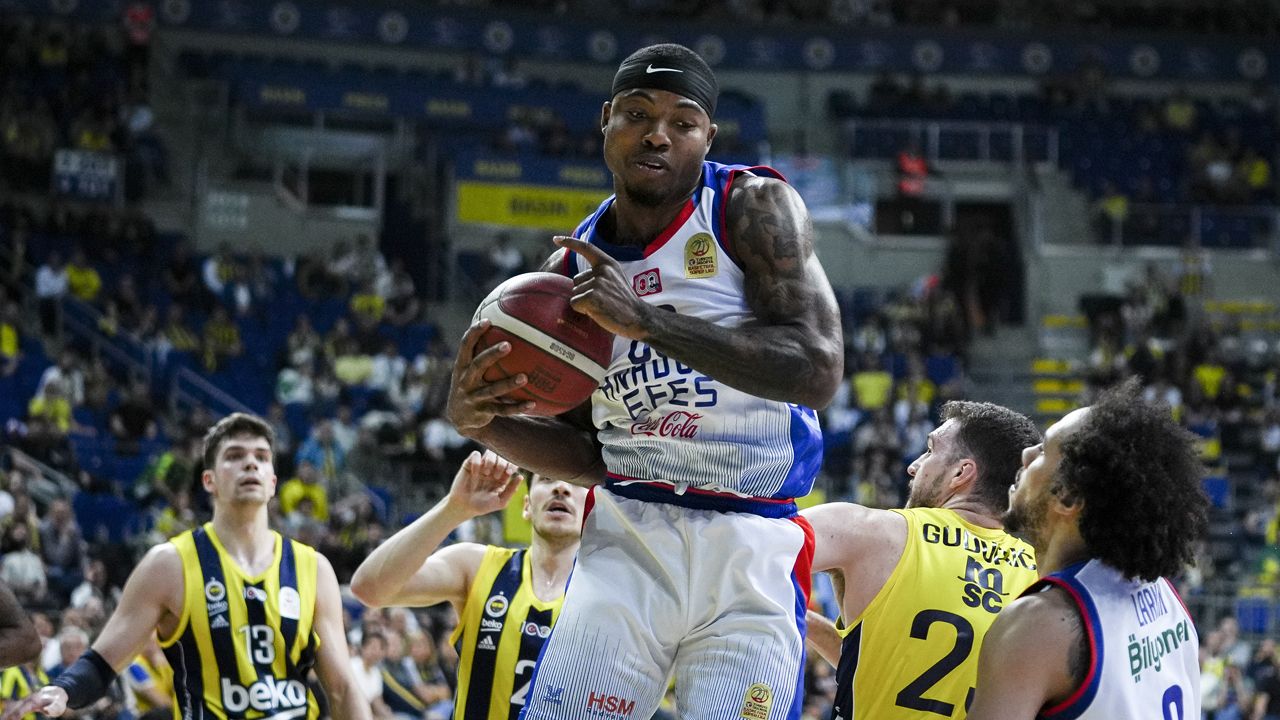 Anadolu Efes, Fenerbahçe Beko&#039;nun serisine son verdi!