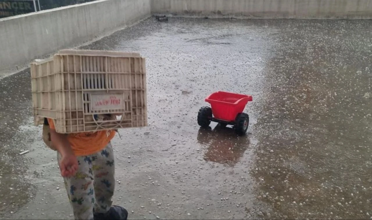 Dolu yağışı çocuklara eğlence, araç sahiplerine çile oldu! - 1. Resim