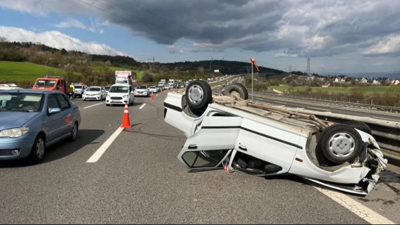 İki aracın çarpıştığı kazada Tofaş adeta kağıt gibi ezildi: 1’i ağır 4 yaralı
