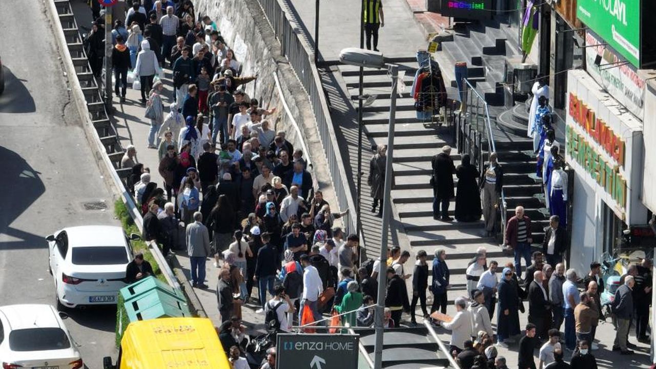 İstanbul'da ucuz baklava kuyruğunun sonu gözükmedi! 84 lirayı duyan koştu