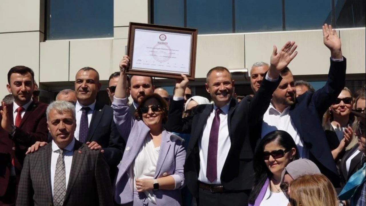 Kırklareli Belediye Başkanlığını kazanan Derya Bulut mazbatasını aldı - 3. Resim