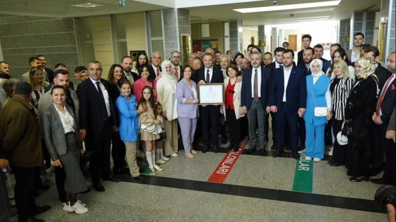 Kırklareli Belediye Başkanlığını kazanan Derya Bulut mazbatasını aldı - 1. Resim