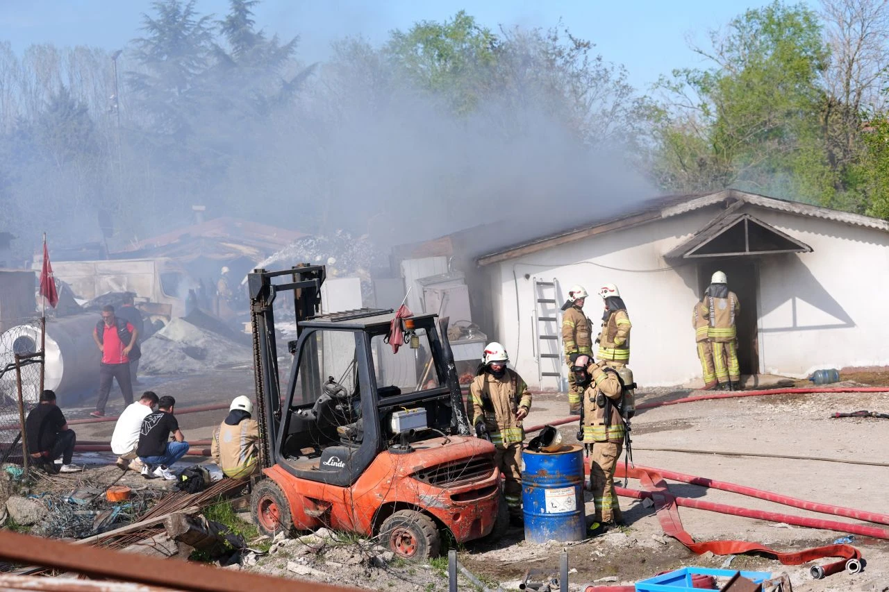Pendik’te yediemin otoparkında korkutan yangın! - 1. Resim