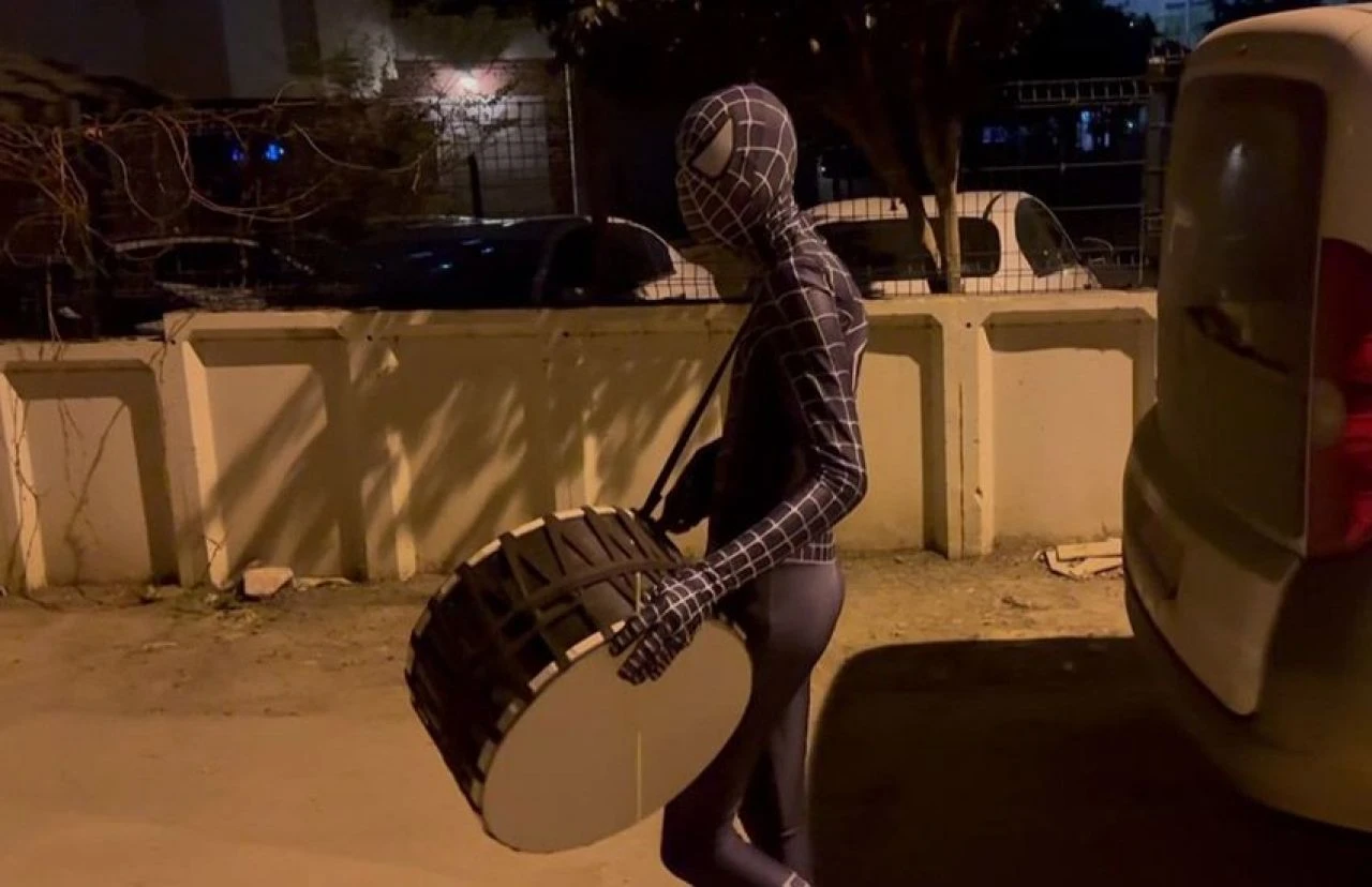 Sahurda 'Örümcek adam'ı görenler şaşırdı